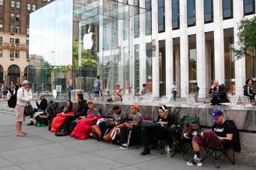 Apple lovers wait for hours in Canada