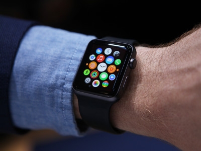 Man from Quebec, Canada fined for using Apple Watch while driving
