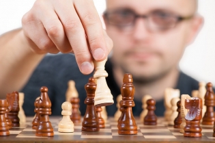 https://pixabay.com/en/strategy-chess-board-game-win-1080527/